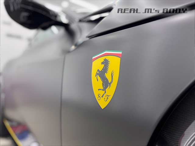 【フェラーリ プロサングエ V12】ペイントエンブレム仕様の施工事例